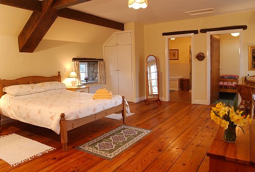 Easter Cottage has a master bedroom and a twin-bedded room